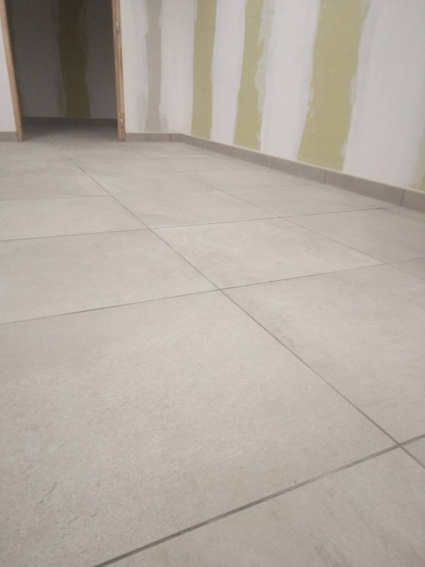 Pose de carrelage sur une chape traditionnelle pour une Station Total proche de Rouen