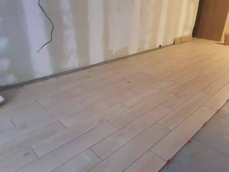 Professionnel pour la pose de carrelage dans un magasin à Rouen