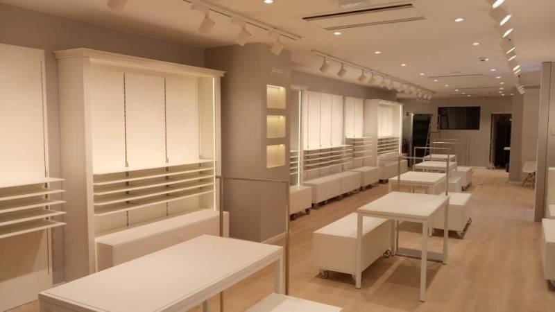 Professionnel pour la pose de carrelage dans un magasin à Rouen