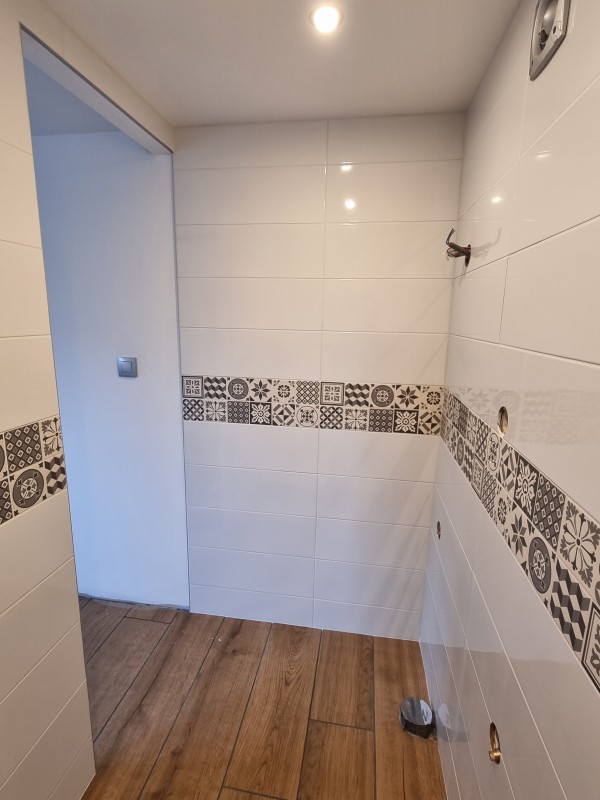 Artisan pour la pose droite de faïence dans une salle de bain avec joint blanc hydrofuge secteur Saint Valéry en Caux 76