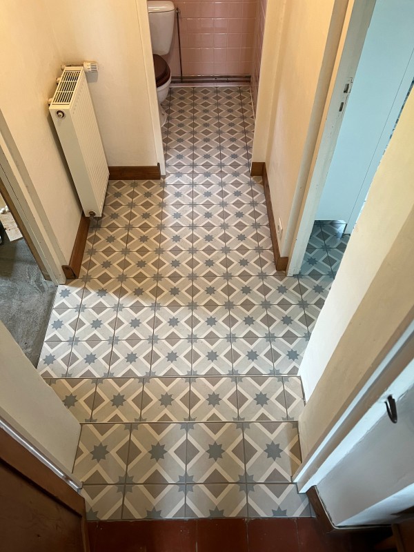 Rénovation du sol d'une salle de bains par nos artisans carreleurs dans une résidence secondaire près de Luneray 76