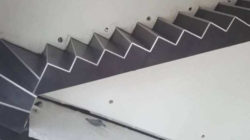 Pose de carrelage sur un escalier proche de Fécamp