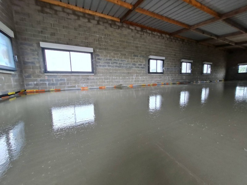 Coulage d'une chape liquide pour une salle de danse à Bolbec