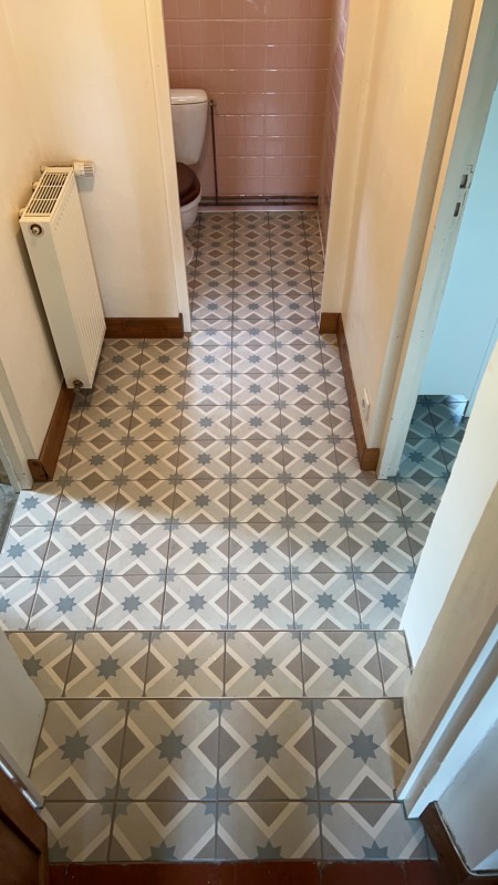 Rénovation du sol d'une salle de bains par nos artisans carreleurs dans une résidence secondaire près de Luneray 76