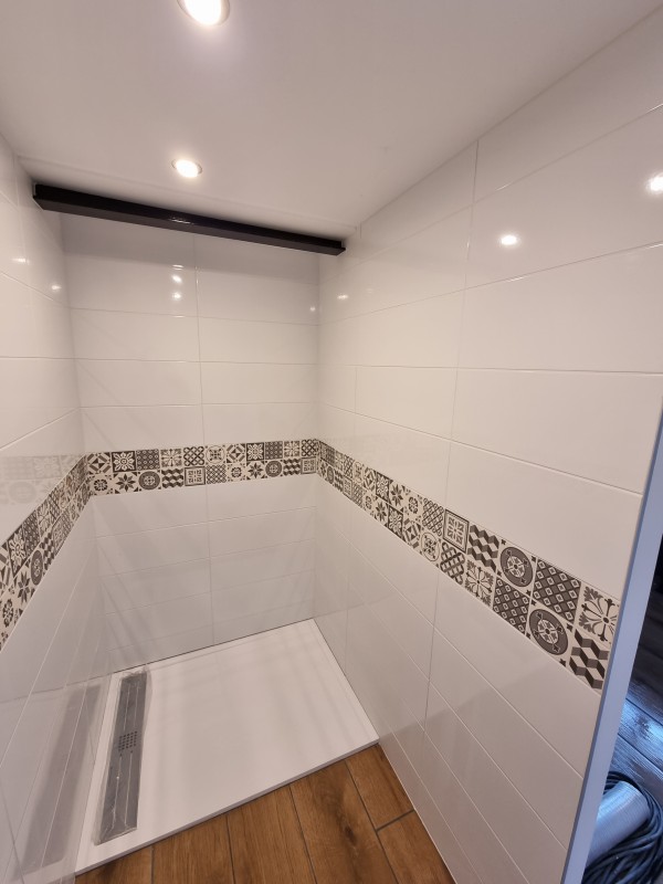 Artisan pour la pose droite de faïence dans une salle de bain avec joint blanc hydrofuge secteur Saint Valéry en Caux 76