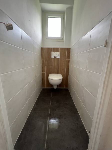 Rénovation complète des sols avec un carrelage 60x60 d'une maison individuelle sur Fécamp : entrée, cuisine, séjour, couloir, WC