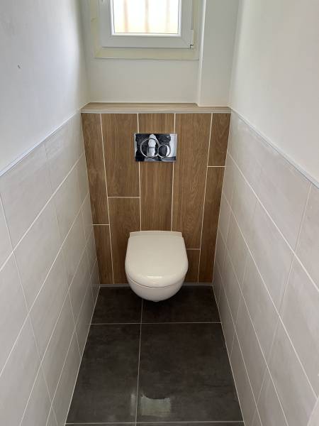 Rénovation complète des sols avec un carrelage 60x60 d'une maison individuelle sur Fécamp : entrée, cuisine, séjour, couloir, WC