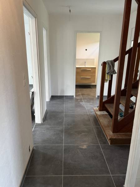 Rénovation complète des sols avec un carrelage 60x60 d'une maison individuelle sur Fécamp : entrée, cuisine, séjour, couloir, WC