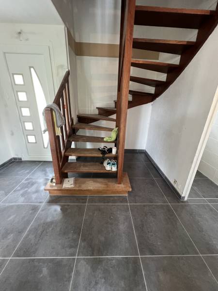 Rénovation complète des sols avec un carrelage 60x60 d'une maison individuelle sur Fécamp : entrée, cuisine, séjour, couloir, WC