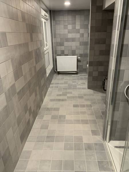 Pose d'un carrelage format 15x15 dans une salle de bains à proximité du Havre 76