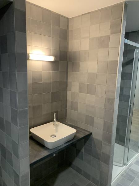 Pose d'un carrelage format 15x15 dans une salle de bains à proximité du Havre 76