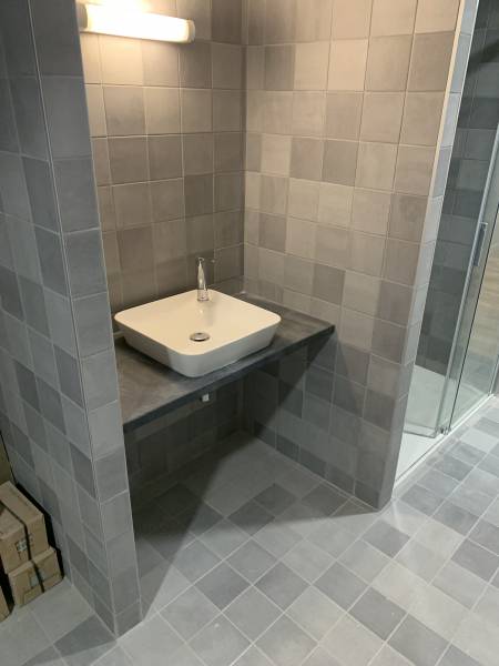 Pose d'un carrelage format 15x15 dans une salle de bains à proximité du Havre 76