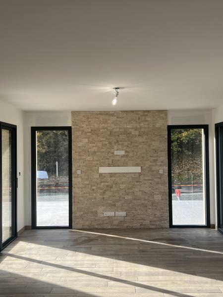 Pose de parement modulaire en décoration derrière un meuble TV sur le secteur de Fécamp 76 en Seine Maritime