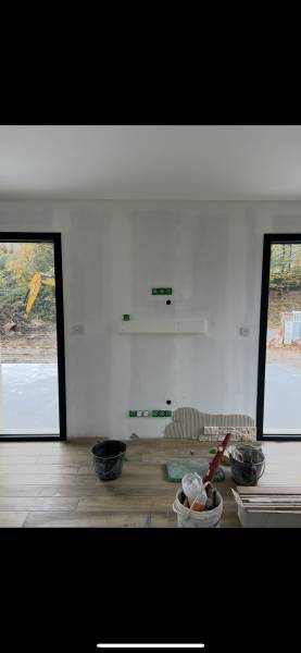 Pose de parement modulaire en décoration derrière un meuble TV sur le secteur de Fécamp 76 en Seine Maritime