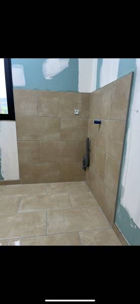 Rénovation sols et murs Terres de Caux : expert ragréage, pose décalée de carrelage 30x60 par nos artisans carreleurs