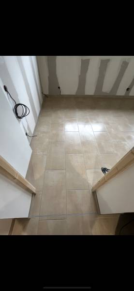 Rénovation sols et murs Terres de Caux : expert ragréage, pose décalée de carrelage 30x60 par nos artisans carreleurs