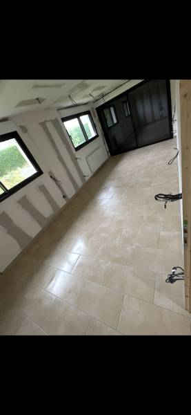 Rénovation sols et murs Terres de Caux : expert ragréage, pose décalée de carrelage 30x60 par nos artisans carreleurs