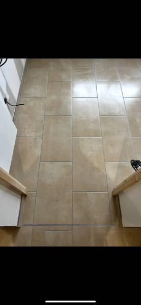 Rénovation sols et murs Terres de Caux : expert ragréage, pose décalée de carrelage 30x60 par nos artisans carreleurs