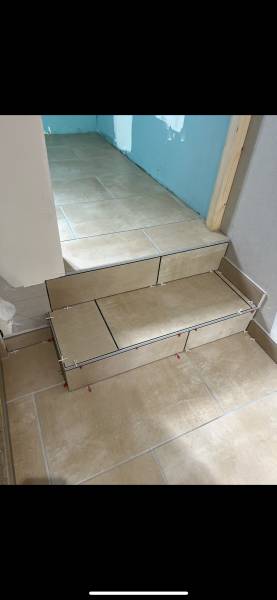Rénovation sols et murs Terres de Caux : expert ragréage, pose décalée de carrelage 30x60 par nos artisans carreleurs