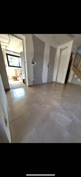 Rénovation sols et murs Terres de Caux : expert ragréage, pose décalée de carrelage 30x60 par nos artisans carreleurs