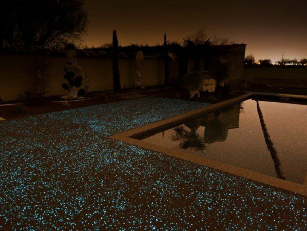 Pose d'un revêtement de sol drainant phosphorescent pour une piscine proche Caen