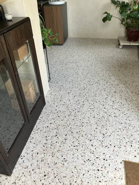 Entreprise de carrelage à proximité de Fécamp : rénovation du sol en carrelage 60x60 Terrazzo dans une entrée et une cuisine