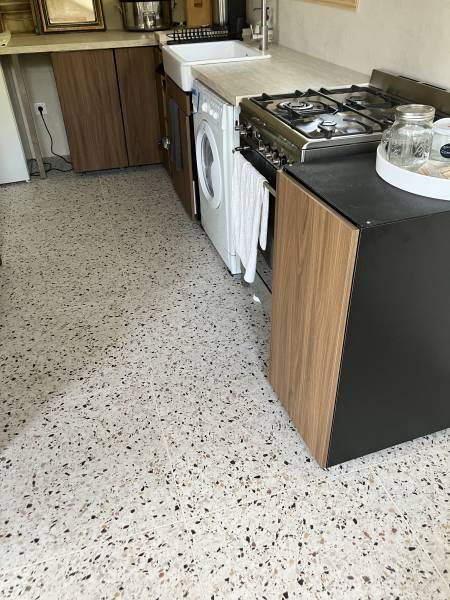 Entreprise de carrelage à proximité de Fécamp : rénovation du sol en carrelage 60x60 Terrazzo dans une entrée et une cuisine