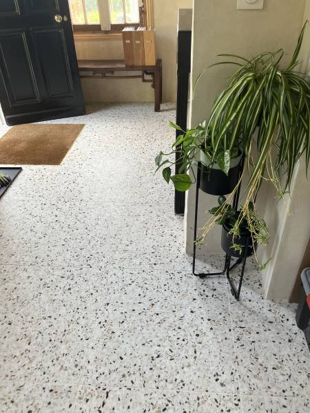 Entreprise de carrelage à proximité de Fécamp : rénovation du sol en carrelage 60x60 Terrazzo dans une entrée et une cuisine