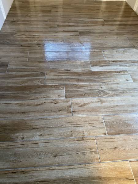 Fourniture et pose de carrelage imitation parquet avec incrustation de carreaux hexagonal à Yvetot 76