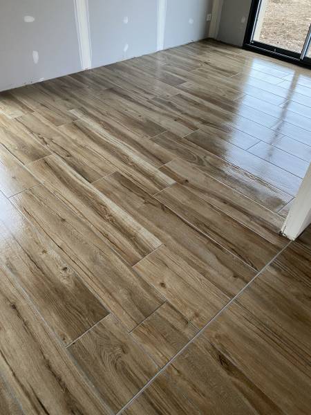 Fourniture et pose de carrelage imitation parquet avec incrustation de carreaux hexagonal à Yvetot 76