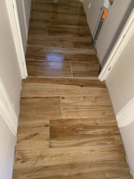 Fourniture et pose de carrelage imitation parquet avec incrustation de carreaux hexagonal à Yvetot 76