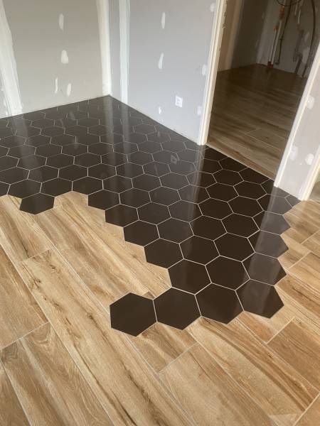 Fourniture et pose de carrelage imitation parquet avec incrustation de carreaux hexagonal à Yvetot 76