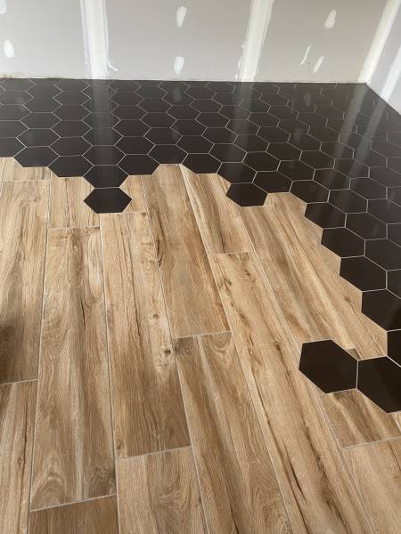 Fourniture et pose de carrelage imitation parquet avec incrustation de carreaux hexagonal à Yvetot 76