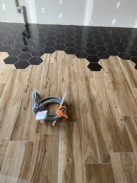 Fourniture et pose de carrelage imitation parquet avec incrustation de carreaux hexagonal à Yvetot 76