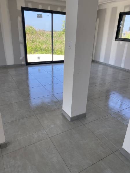 Pose de carrelage format 60x60 sol dans un pavillon neuf à proximité d' YVETOT 76