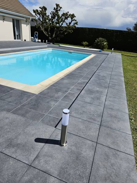Revêtement de sol en carrelage avec pose sur plot pour une piscine à côté de Rouen 76