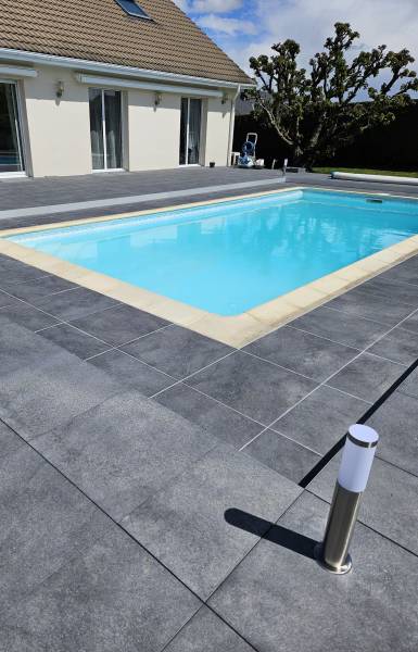 Revêtement de sol en carrelage avec pose sur plot pour une piscine à côté de Rouen 76