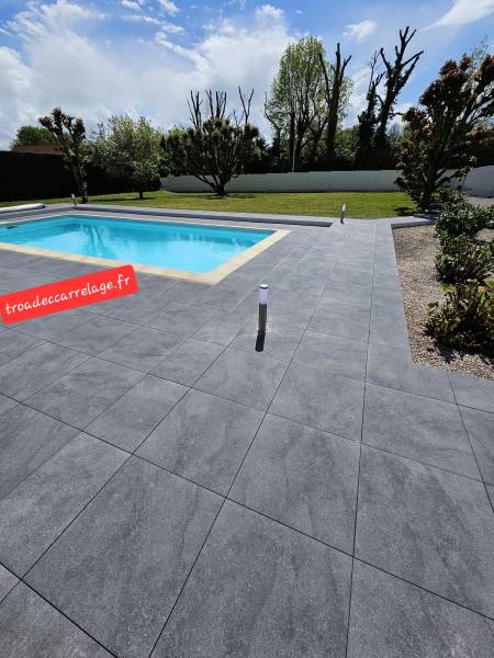 Revêtement de sol en carrelage avec pose sur plot pour une piscine à côté de Rouen 76