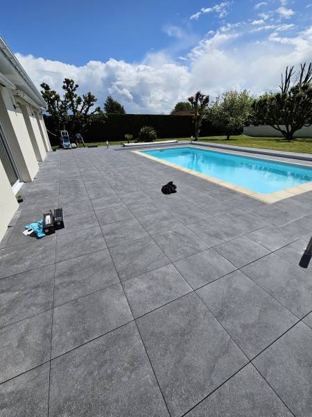 Revêtement de sol en carrelage avec pose sur plot pour une piscine à côté de Rouen 76