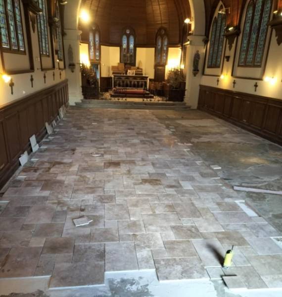 Rénovation d'un sol dans un monument historique avec la pose de travertin Opus Romain 4 formats entre Fécamp et Saint Valéry en Caux 76
