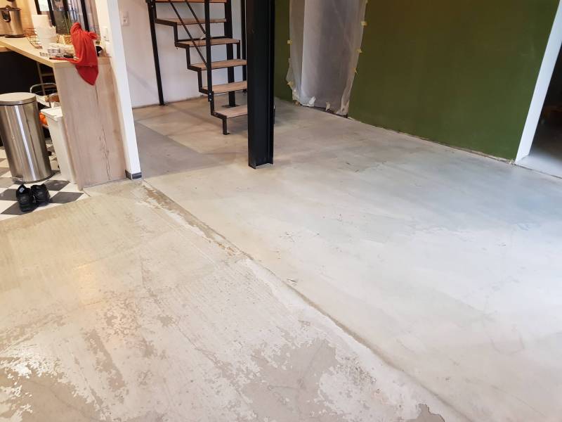 Professionnel pour l'application de béton ciré au sol dans une longère à Gerville proche Toussaint