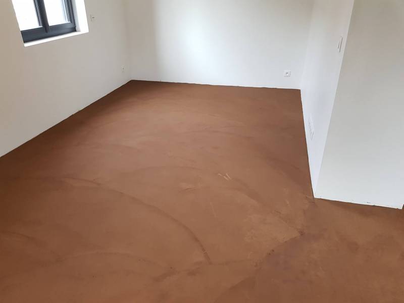 Professionnel pour l'application de béton ciré au sol dans une longère à Gerville proche Gonneville La Mallet