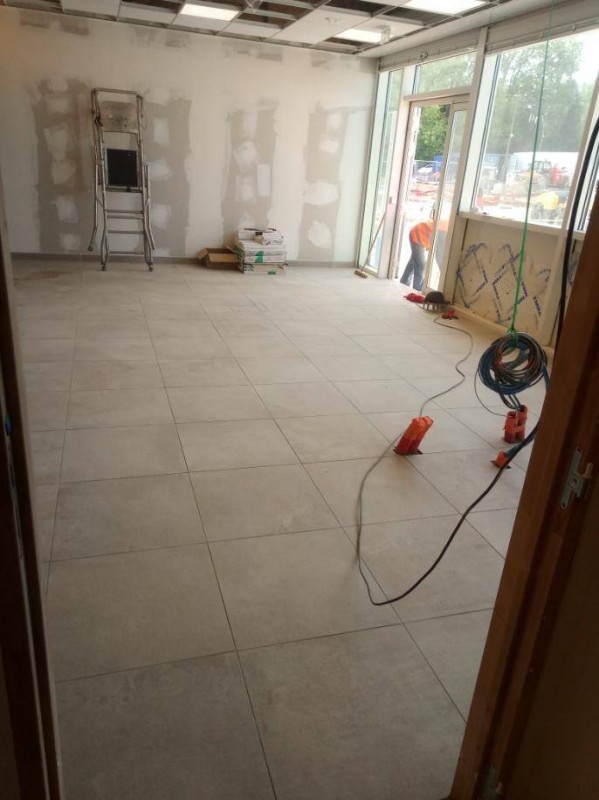Pose de carrelage sur une chape traditionnelle pour une Station Total proche de Rouen