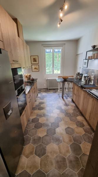 Pose de carrelage hexagonal sol et mur dans une cuisine à Saint Valéry en Caux