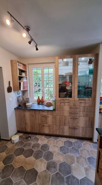 Pose de carrelage hexagonal sol et mur dans une cuisine à Saint Valéry en Caux