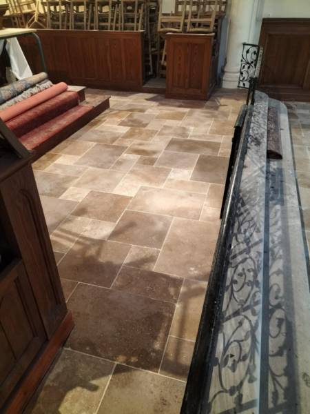 Rénovation d'un sol dans un monument historique avec la pose de travertin Opus Romain 4 formats entre Fécamp et Saint Valéry en Caux 76