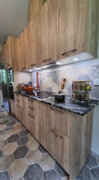 Pose de carrelage hexagonal sol et mur dans une cuisine à Saint Valéry en Caux