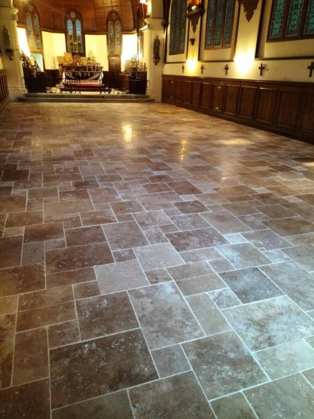 Rénovation d'un sol dans un monument historique avec la pose de travertin Opus Romain 4 formats entre Fécamp et Saint Valéry en Caux 76
