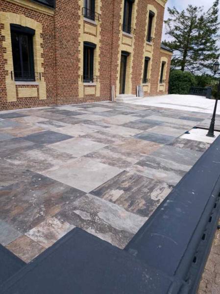 Artisan carrelage à côté de Veulettes sur Mer : réalisation d'une terrasse sur plot 100x100 format carrelage Pierre de Bali