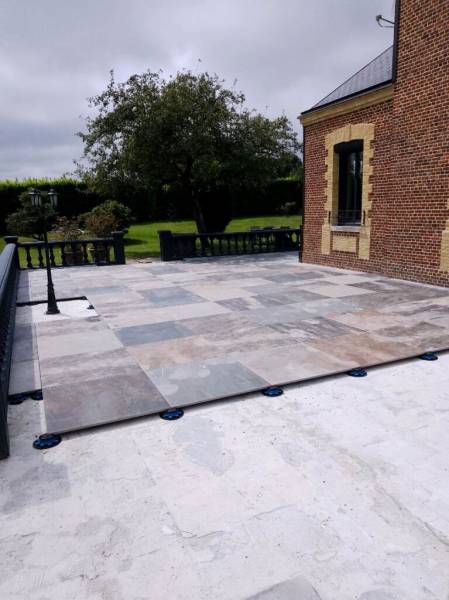 Artisan carrelage à côté de Veulettes sur Mer : réalisation d'une terrasse sur plot 100x100 format carrelage Pierre de Bali
